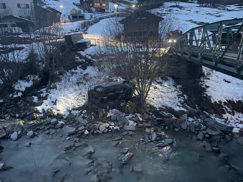 Vals: Personenwagen stürzt in Bachbett