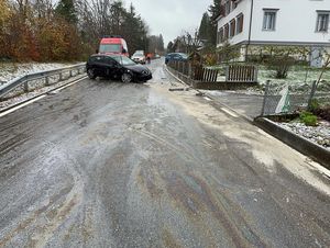 Selbstunfall eines Personenwagens in Heiden: Fahrer unverletzt, hoher Sachschaden