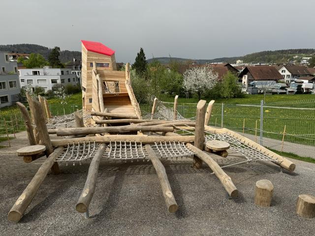 Spielplatzsanierung in Winterthur-Wulflingen: Neue Rutschen und Spielgeräte errichtet