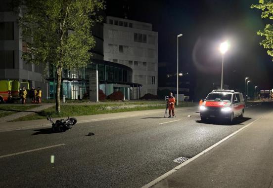 Schlieren: Motorradlenker bei Selbstunfall schwer verletzt
