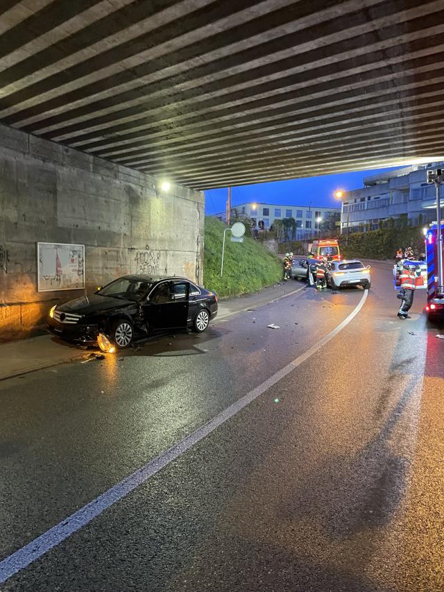 Unfall auf Kirchbergstrasse: Drei Schwerverletzte nach Kollision mit drei Autos - Strasse stundenlang gesperrt