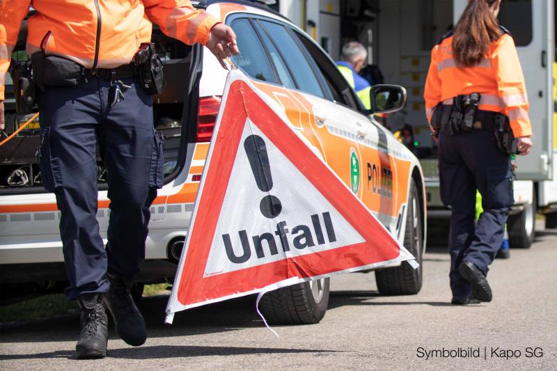 Rapperswil-Jona: Beim Ausparken mit Fussgängern kollidiert – Zwei Personen verletzt