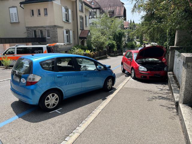 93-jähriger Autofahrer prallt in Basel in parkierte Autos
