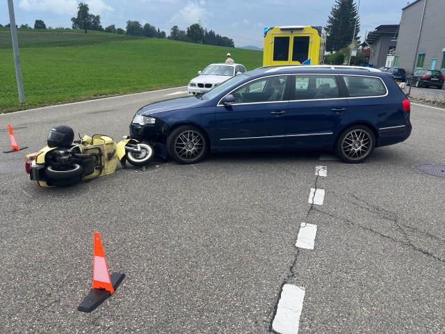 Niederwil: Unfall zwischen Roller und Auto