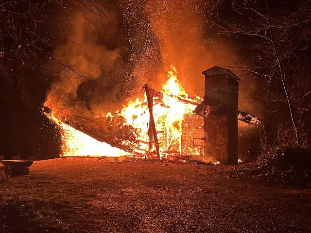 Forsthaus durch Brand weitgehend zerstört – Feuerwehr im Einsatz
