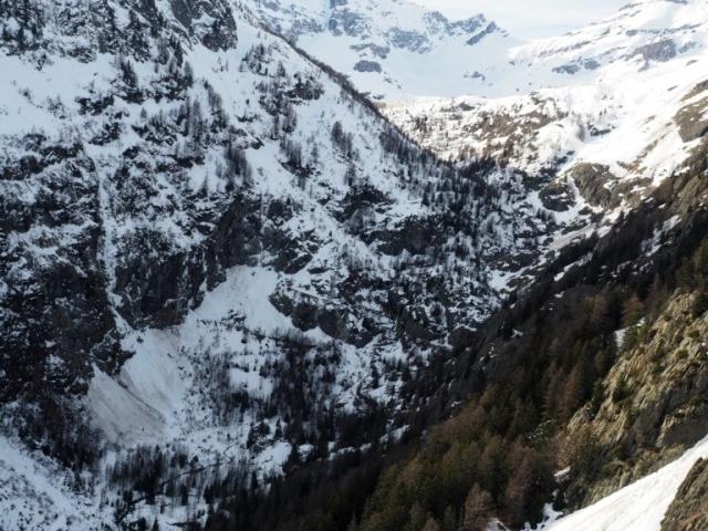 Tragischer Vorfall in den Walliser Alpen: Skitourenfahrer stürzt in die Tiefe bei Les Marécottes