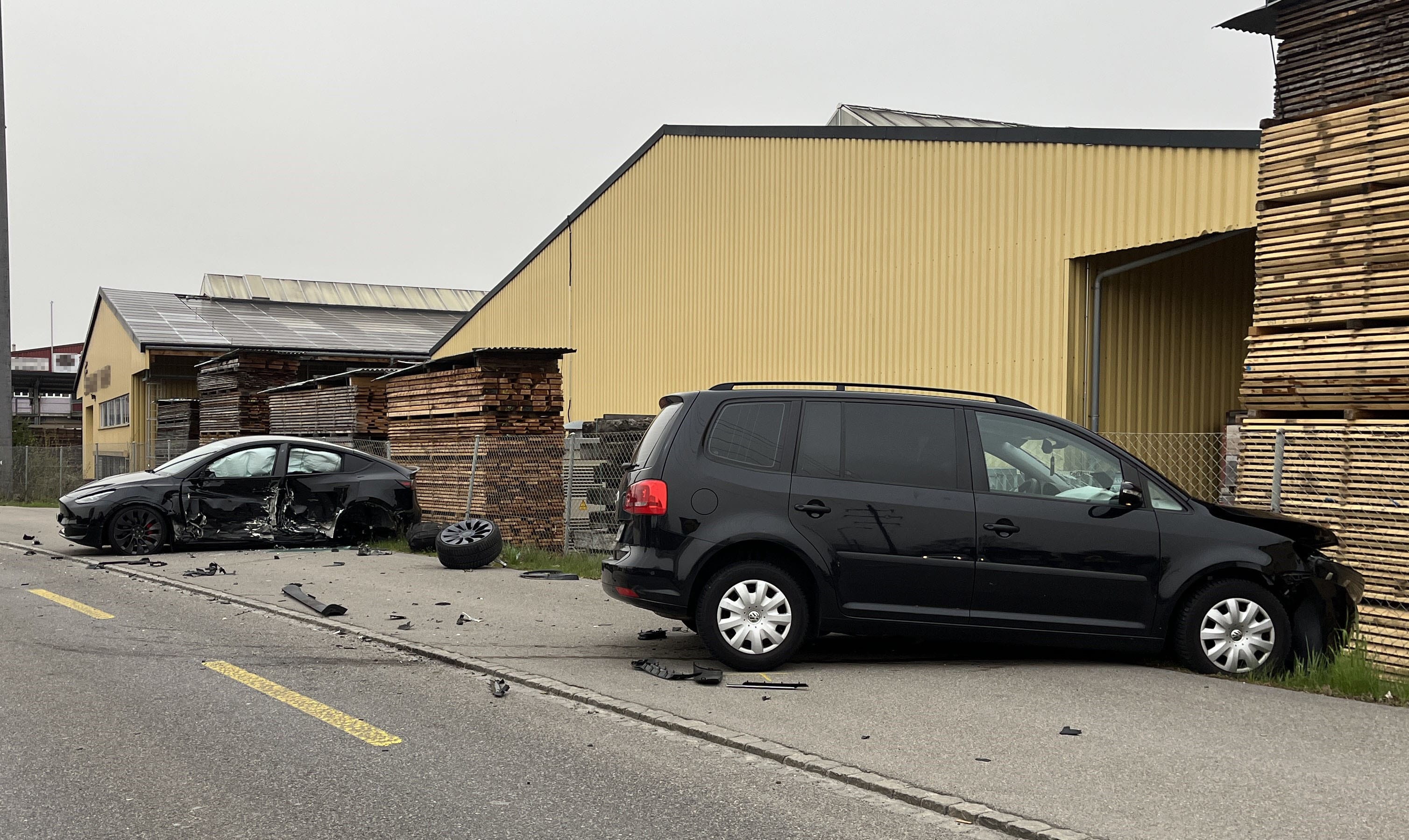 Autofahrer verletzt bei Unfall auf Roggwilerstrasse, Arbor Felix Kreisel