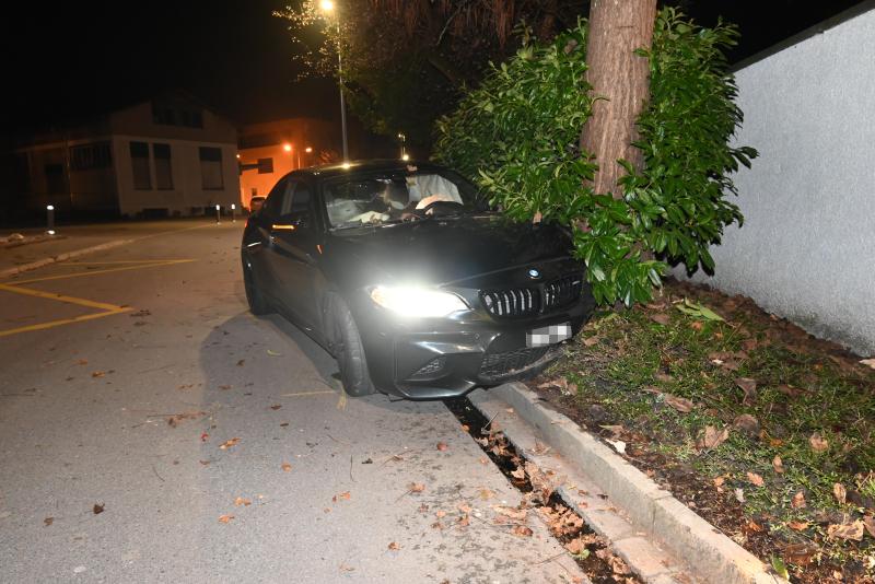 Widnau: Mit Auto in Baum geprallt