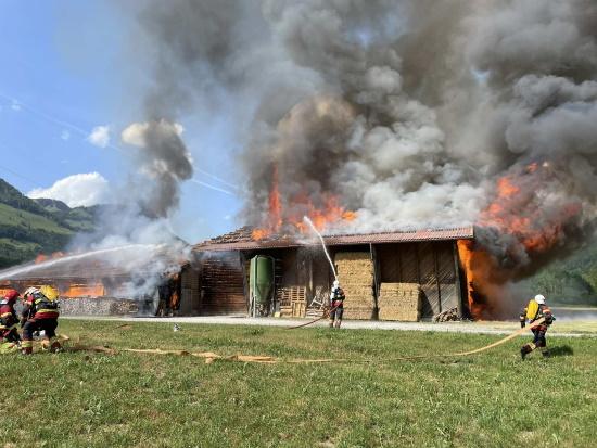 Ein Bauernhof in Albeuve von Flammen zerstört