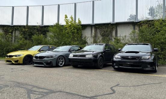 Polizei in Otelfingen kontrolliert Autofans: Fahrzeuge stillgelegt und Lenker zur Anzeige gebracht