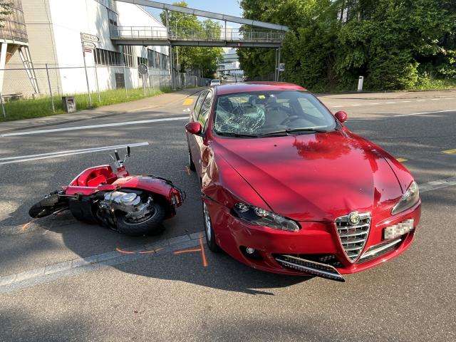 Niederuzwil: Unfall zwischen Auto und Roller