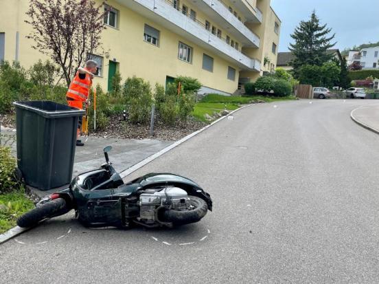 Geroldswil: Jugendlicher bei Selbstunfall mit Motorroller verletzt