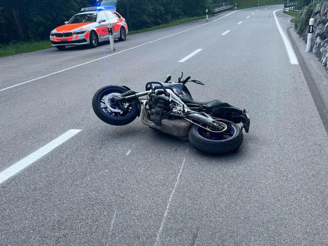 Motorradfahrer verletzt sich bei Selbstunfall auf Murgstrasse