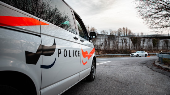 A1 Murten - Eine Automobilistin war zum vierten Mal trotz Führerausweisentzug unterwegs. Fahrzeug beschlagnahmt.