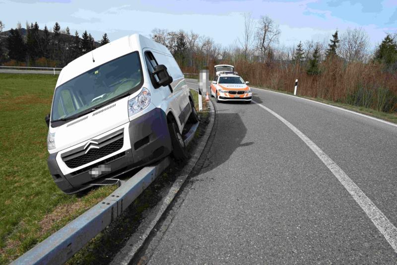 Oberbüren: Lieferwagen bleibt auf Leitplanke stecken