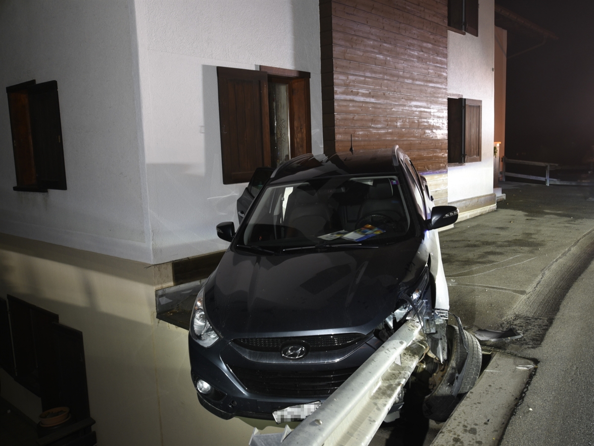 Castiel: Auto kollidiert mit Leitplanke
