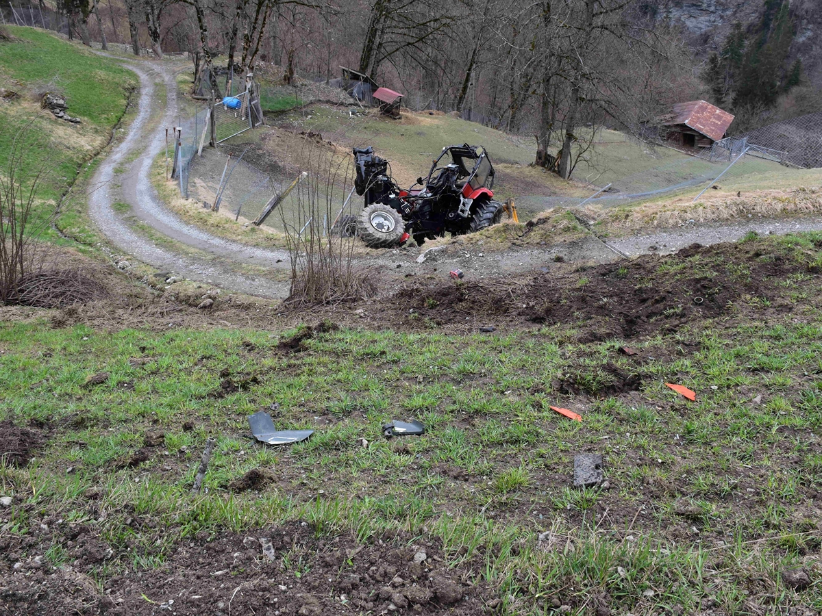 Seewis Dorf: Traktor überschlagen