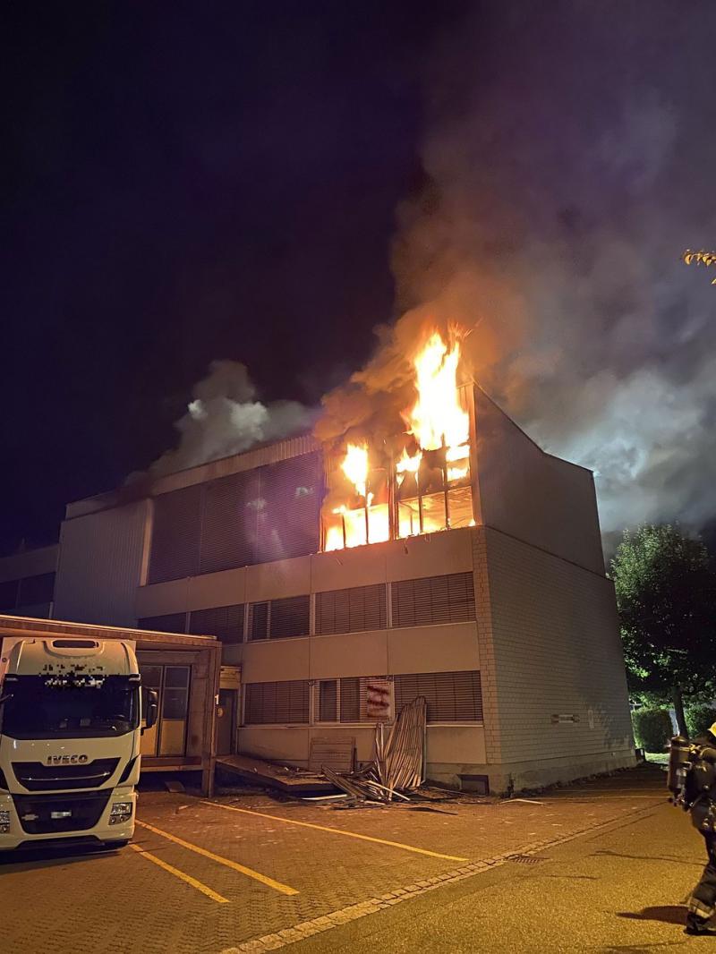 Feuerwehreinsatz wegen Wohnungsbrand in einem Bürogebäude – niemand verletzt