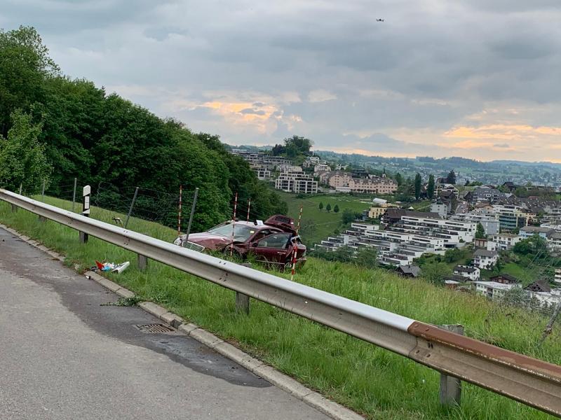 A3 Freienbach SZ: Selbstunfall mit Personenwagen fordert zwei Schwerverletzte