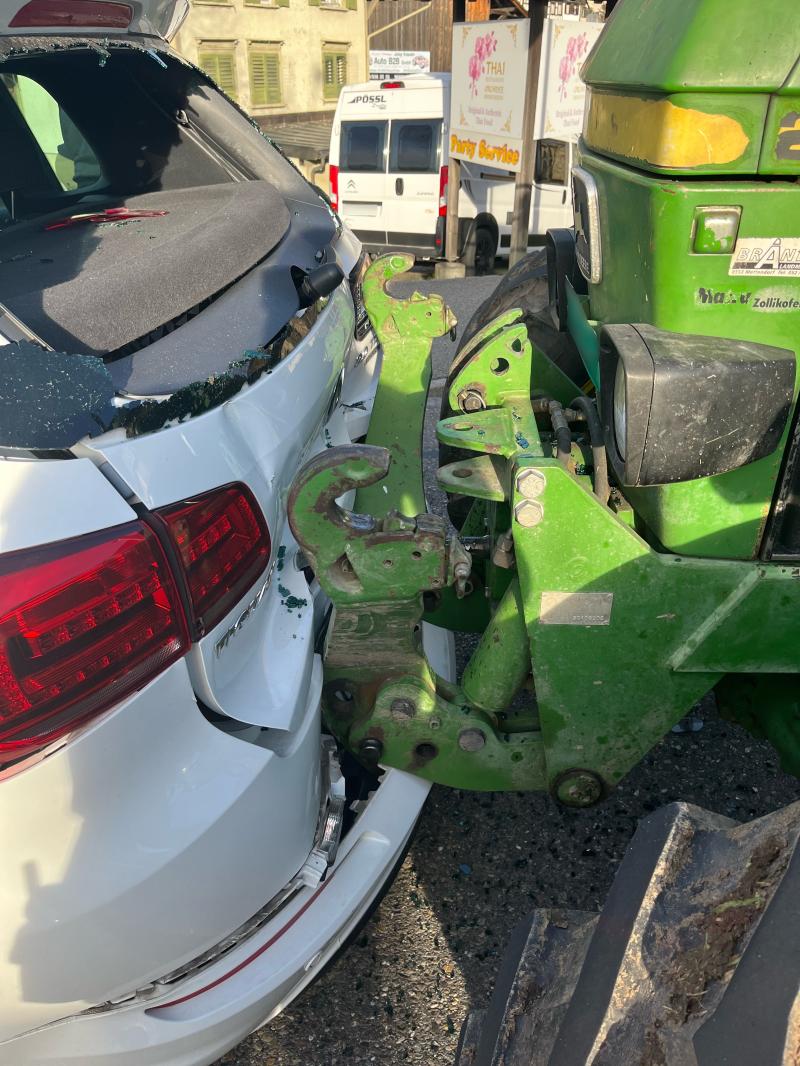 Bronschhofen: Traktor prallt in Auto – eine Person unbestimmt verletzt