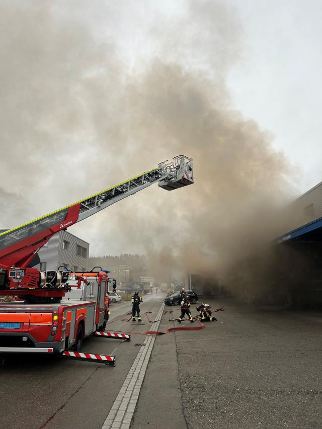 Brand in Industriehalle im Industriegebiet Gloten: Starke Rauchentwicklung und Straßensperrungen