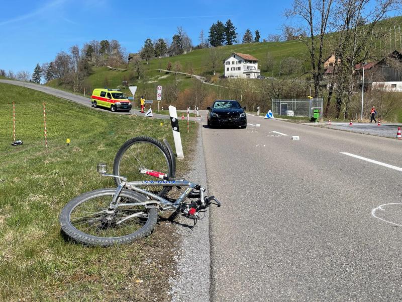 Wädenswil: Velofahrer bei Verkehrsunfall schwer verletzt