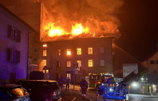 Brand in leerstehendem Gebäude in Steinmaur verursacht hunderttausende Franken Schaden