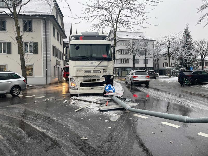 274 / Kanton Zug: Lieferwagen in Seitenlage - Lastwagen auf Kandelaber