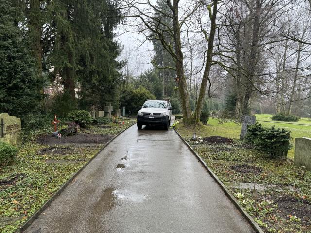 Verkehrsunfall auf Ostfriedhof St.Gallen: Fussgängerin von Lieferwagen überrollt