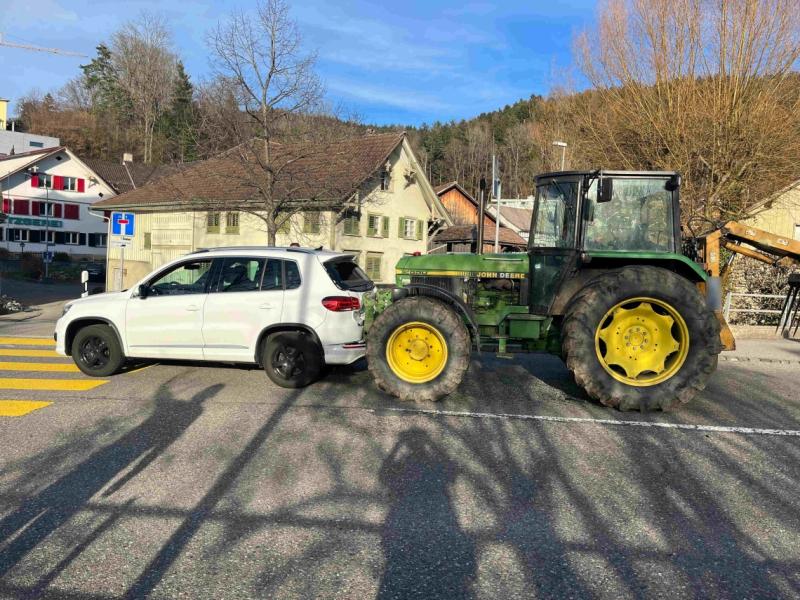 Bronschhofen: Traktor prallt in Auto – eine Person unbestimmt verletzt