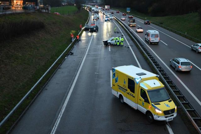 Schwerer Unfall auf der Autobahn A1: Kollision mit sechs Fahrzeugen