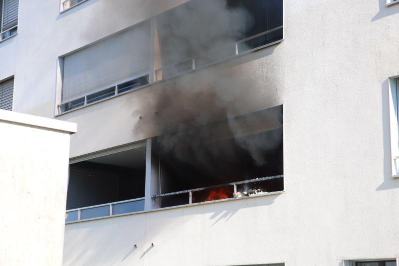 026 / Zug: Brand auf Balkon