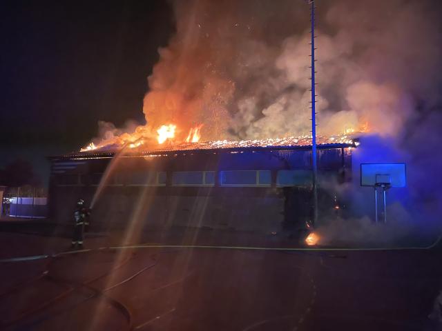 Spiegel bei Bern/Zeugenaufruf: Turnhalle bei Brand stark beschädigt