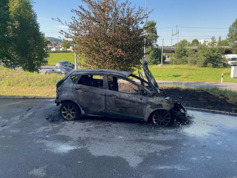 Fahrzeug brennt aufgrund eines technischen Defekts aus