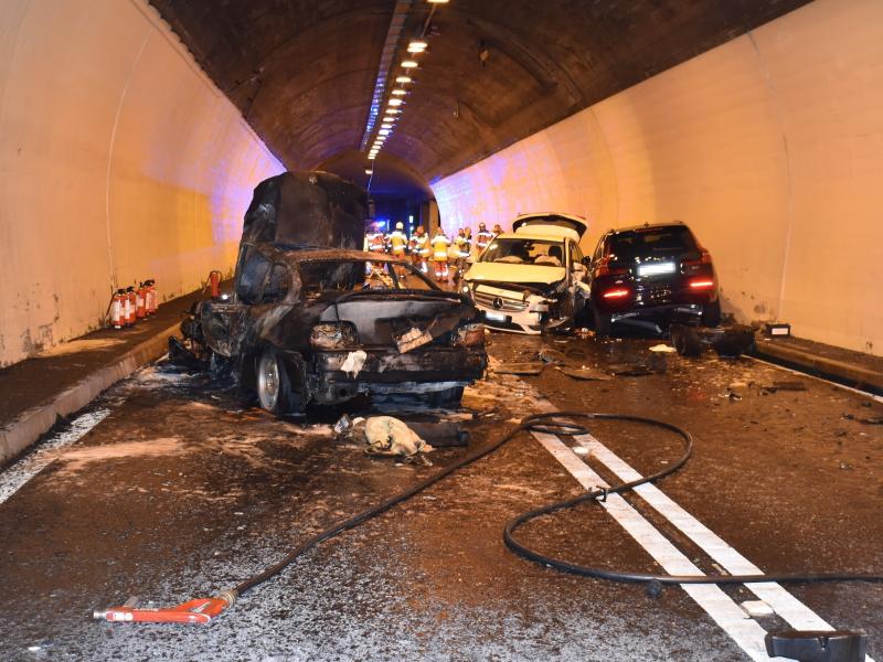 Pian San Giacomo: Fahrzeugbrand nach Unfall in Tunnel