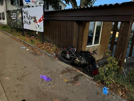 Uitikon Waldegg: Selbstunfall mit Motorrad fordert zwei Schwerverletzte
