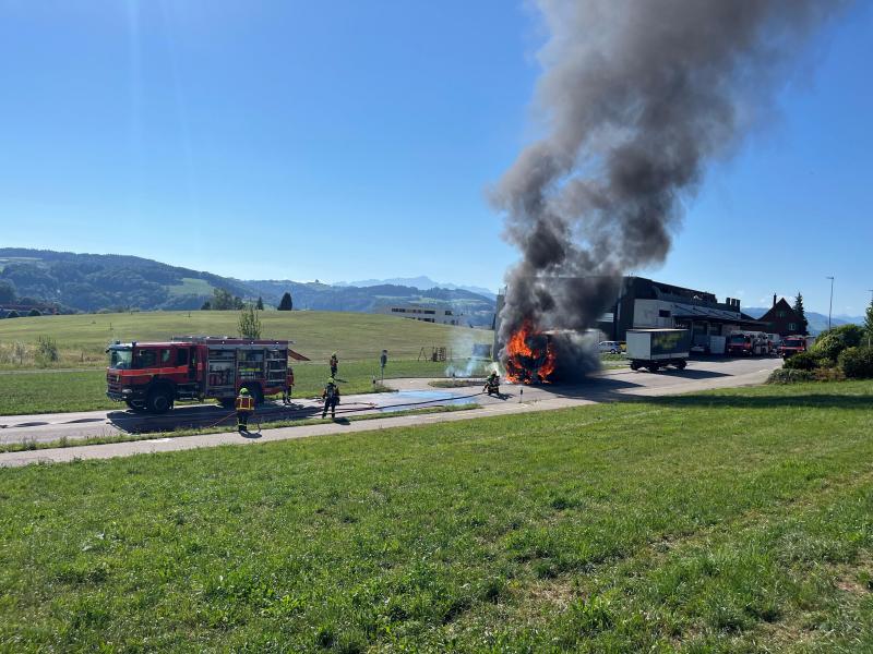 Bazenheid: Lastwagen in Brand