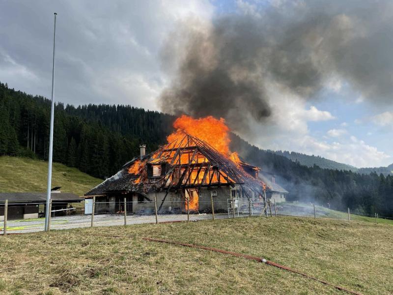 Brand einer Alphütte in Les Paccots