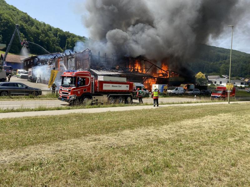 Holzbaufirma bei Brand stark beschädigt – drei Personen leicht verletzt