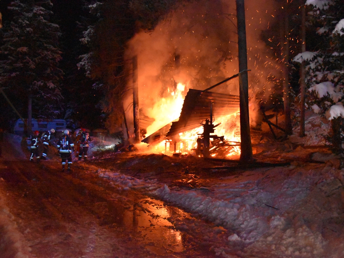 Chapella: Holzlagerplatz in Brand geraten