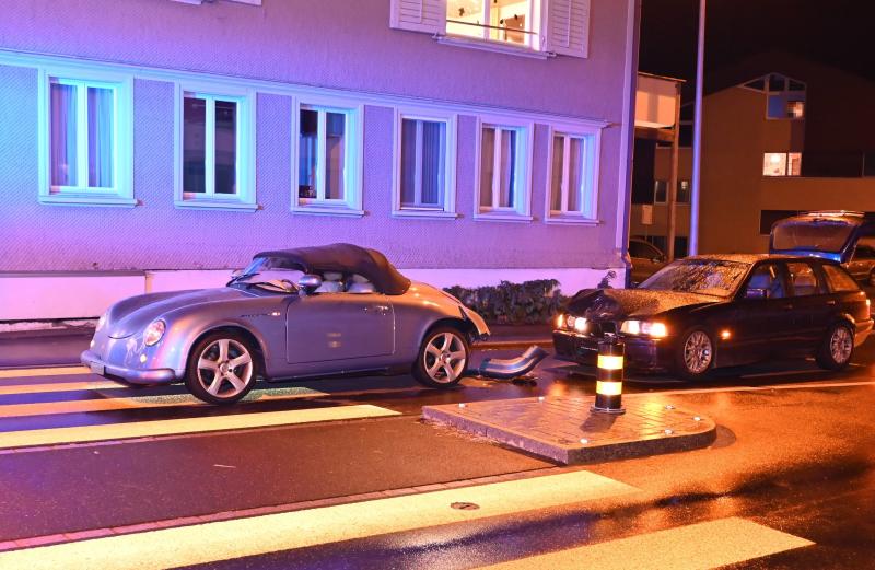 Schönengrund: Auffahrkollision mit zwei beteiligten Autos