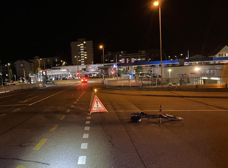 Schlieren: Automobilist fährt Fahrradlenker an und begeht Führerflucht
