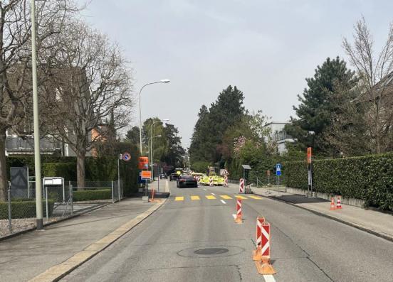 Verkehrsunfall an Baustellensignal in Zollikon: E-Bike-Fahrer verursacht Unfall und flüchtet