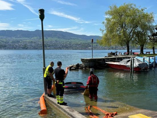 Auto stürzt in Zürichsee: Keine Verletzten in Stäfa!