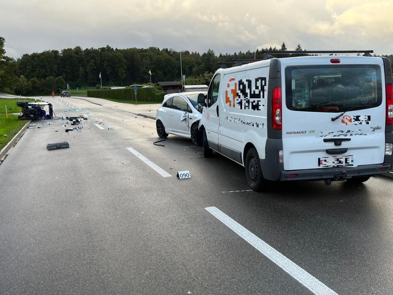 Bachenbülach: Kollision zwischen vier Fahrzeugen fordert Schwerverletzten