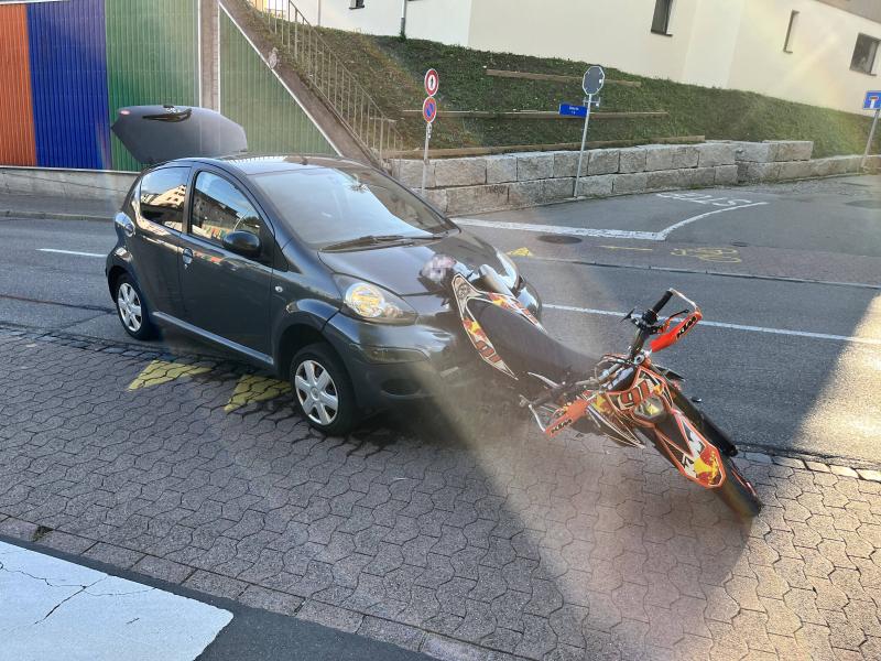 Rapperswil-Jona: Auto prallt in Motorrad