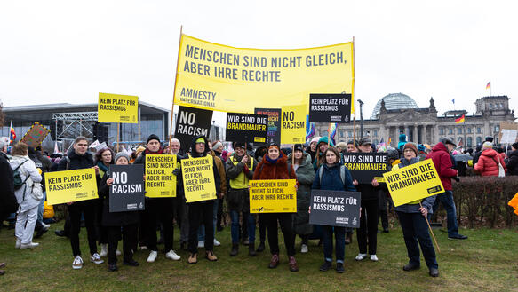 Großdemonstration gegen Rassismus vor dem Reichstag in Berlin