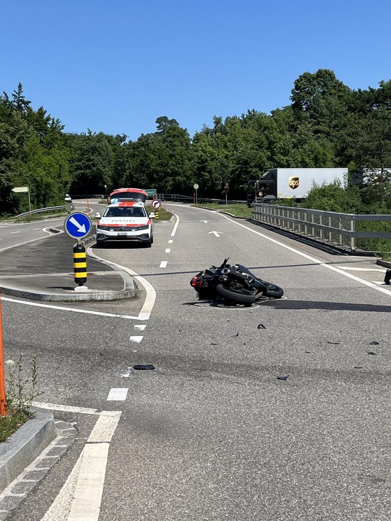 Personenwagen kollidiert beim Linksabbiegen mit Motorrad – Motoradlenkerin verletzt