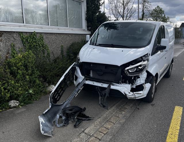 Verkehrsunfall auf Friedrichshafnerstrasse in Romanshorn: Lieferwagen kollidiert mit Sattelmotorfahrzeug