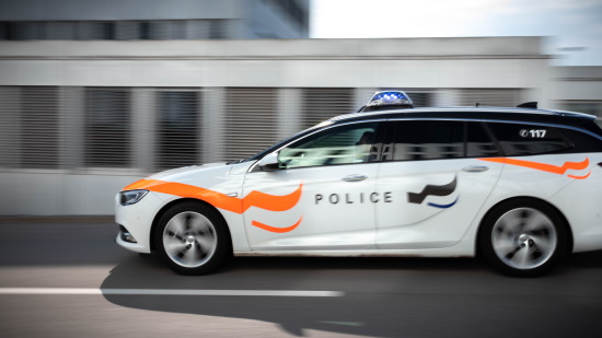 Un piéton blessé et inconscient après avoir été renversé par un automobiliste à Bulle: Appel à témoins de la Police cantonale de Fribourg.